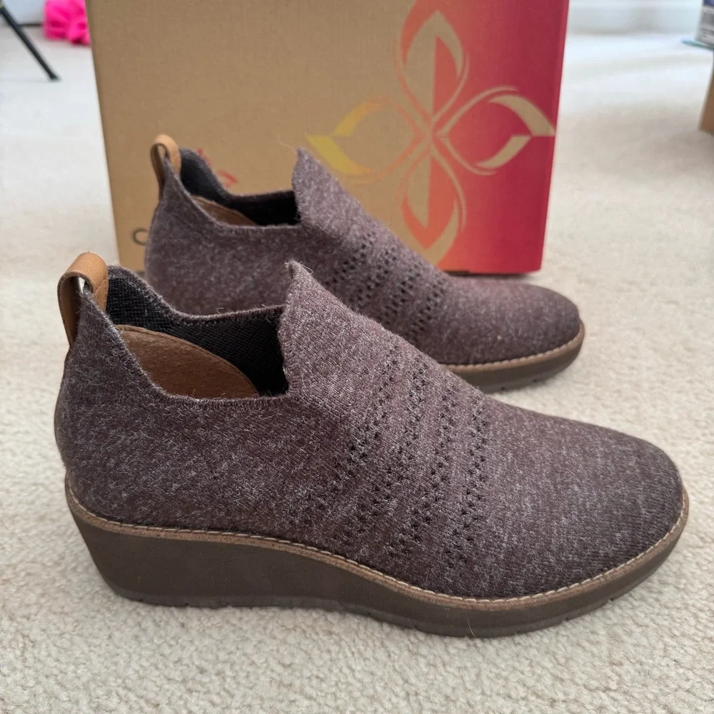 $105 NIB Comfortiva Fields Dark Brown Knit Slip-On Wedge Booties Memory Foam 10
